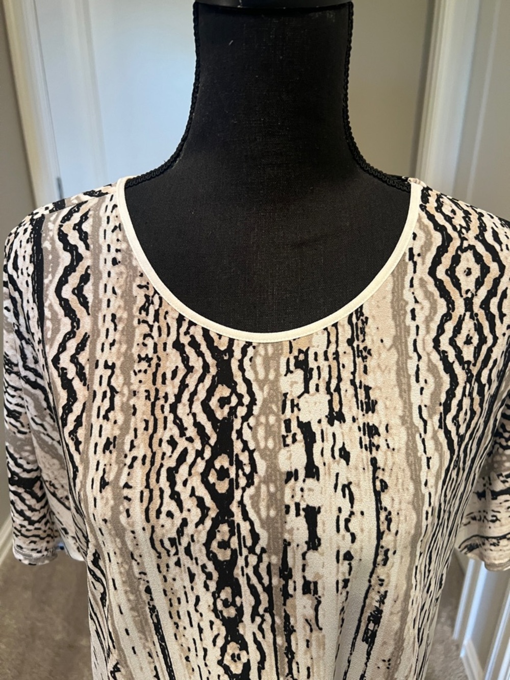 Cato White Tunic with Black and Tan Vertical Abstract Stripes Size Large - Picture 3 of 6